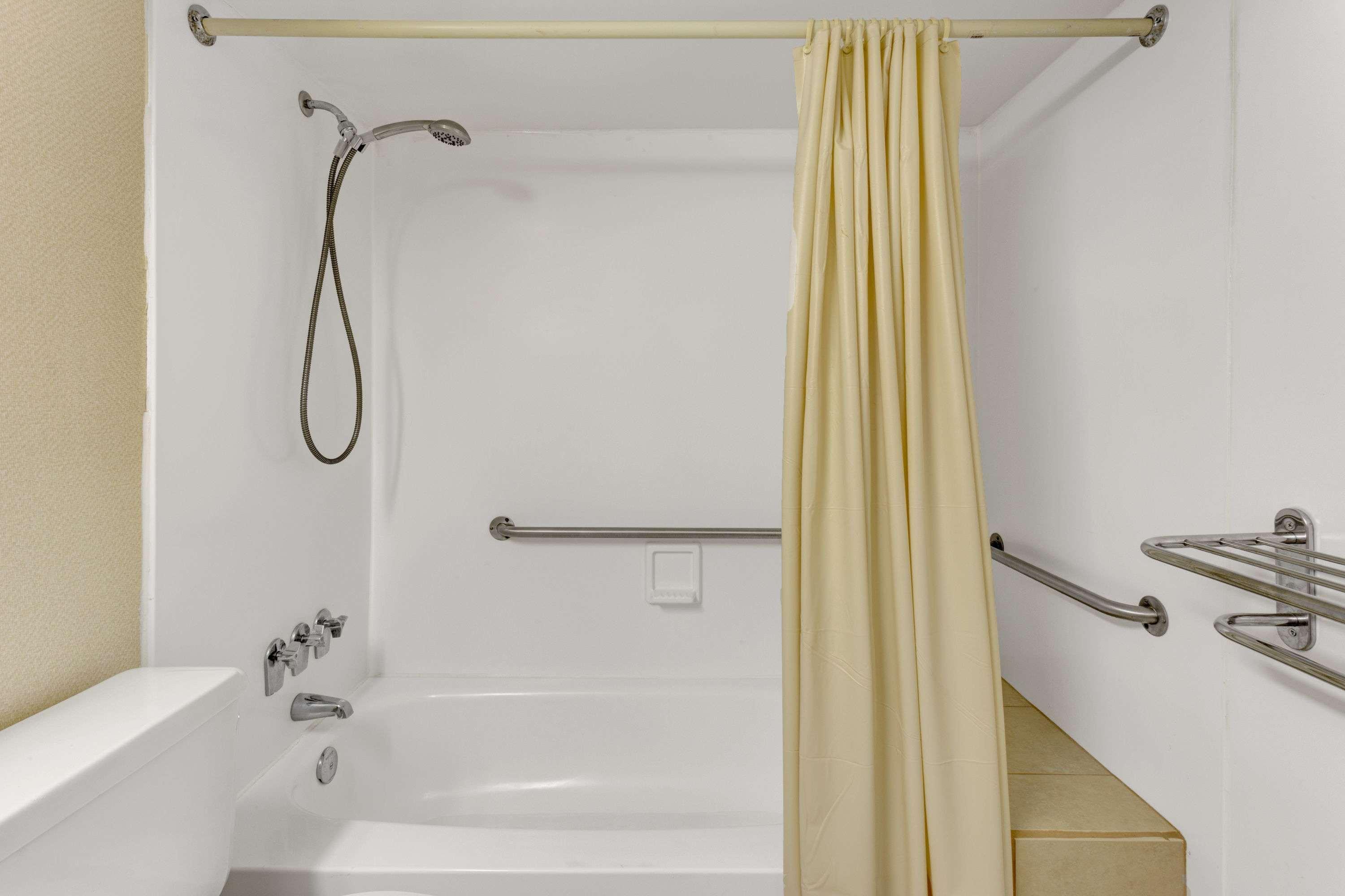 Ramada By Wyndham Baltimore West Ngoại thất bức ảnh