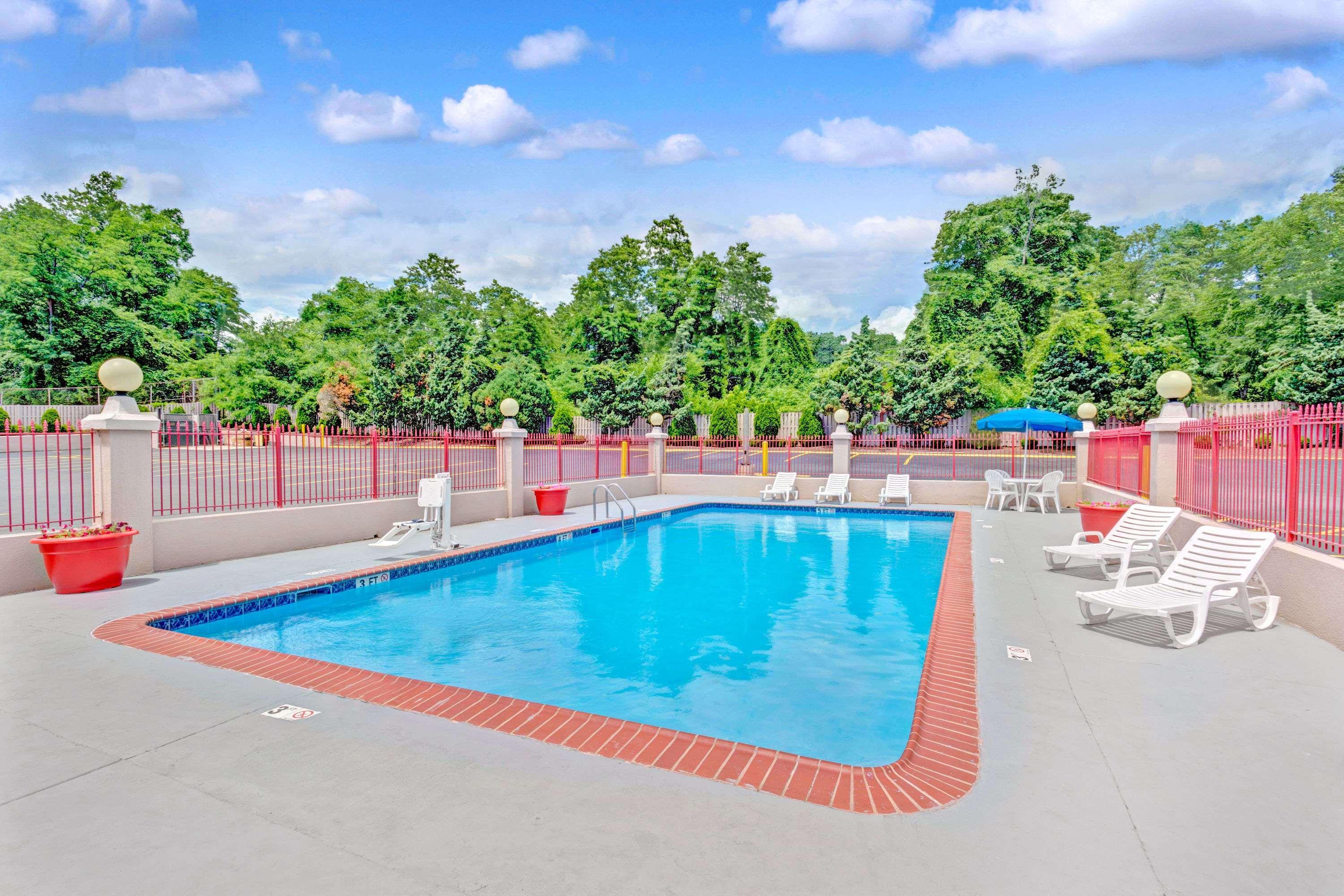 Ramada By Wyndham Baltimore West Ngoại thất bức ảnh