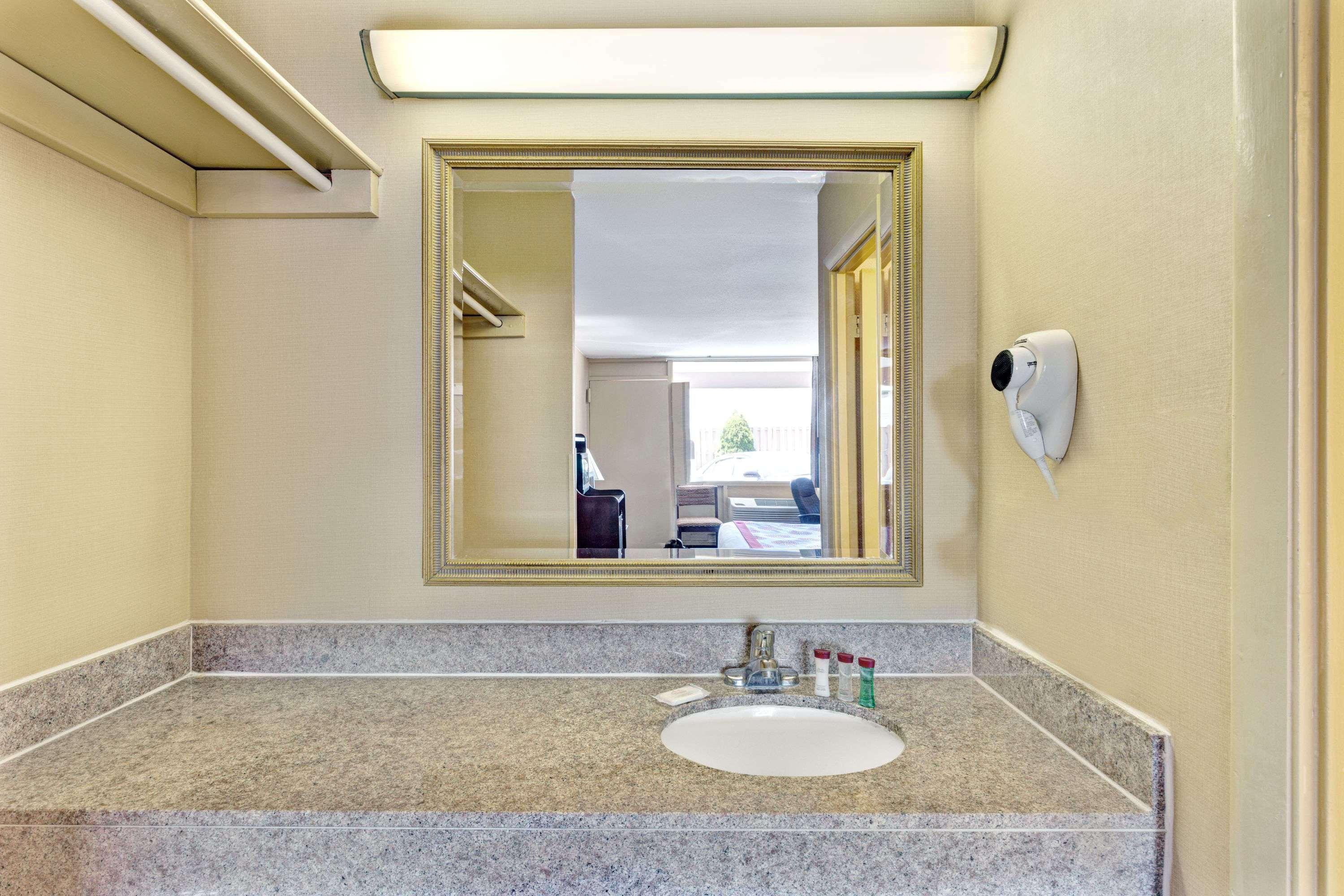 Ramada By Wyndham Baltimore West Ngoại thất bức ảnh
